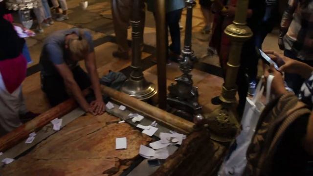 Храм Гроба Господня. Складываем записки смотреть онлайн