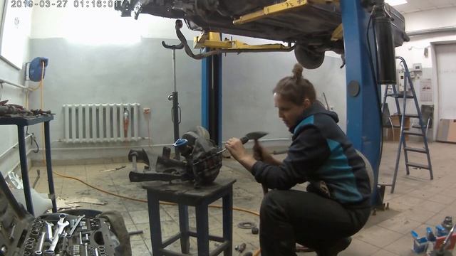 Девушка автомеханик. Ремонт жигули, ходовая часть. Спортивные рычаги. смотреть онлайн
