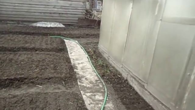 ЧЕМ ЛУЧШЕ ПОДКАРМЛИВАТЬ РАСТЕНИЯ ВЕСНОЙ ПЕРЕГНОЕМ ИЛИ ЗАВОДСКИМИ УДОБРЕНИЯМИ Видеоурок Ольги Чер смотреть онлайн