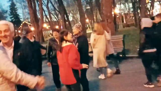 Кумушка,кума!!!Танцы в саду Шевченко. смотреть онлайн