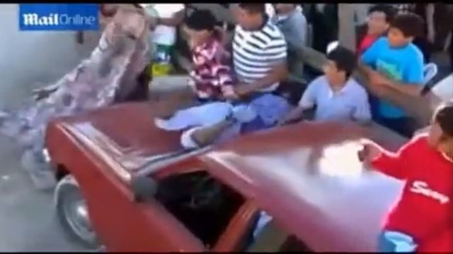 Перу деревенская коррида бык и пьяные матадоры смотреть онлайн