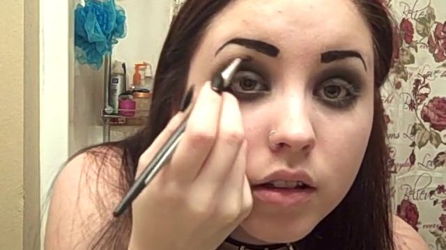 Goth Makeup Tutorial: Easy, Every-Day Black Circles смотреть онлайн