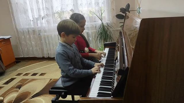 Bejan Matei (5 ani) şi Mocrii Zinaida (6 ani). И.Иванова "Рэгтайм-шутка" смотреть онлайн