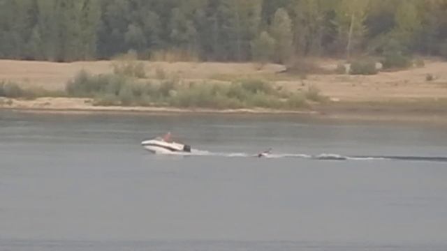 Быстрый катер тянет по Волге надувное плавсредство с человеком, Волгоград, Спартановка смотреть онлайн