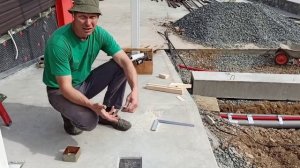 Как закрепить опорную пластину для столба.