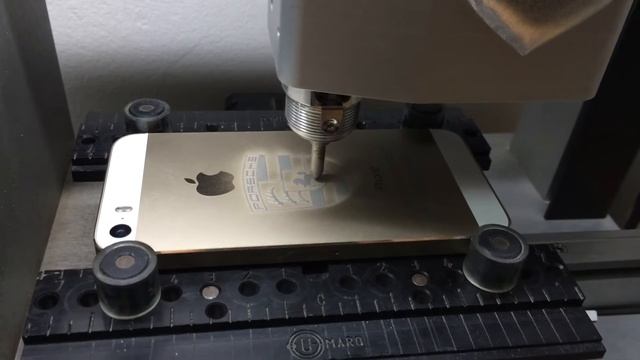 Гравировка логотипа Porsche на телефоне iPhone 5s смотреть онлайн