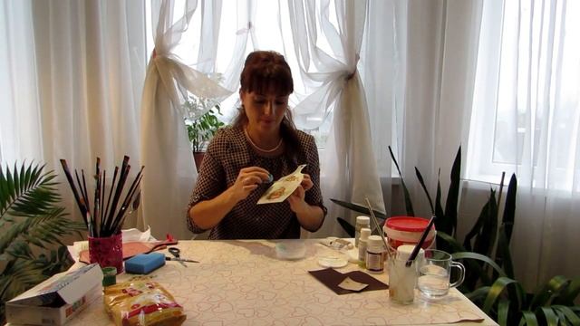 Видео Мастер-класс для начинающих "Декупаж разделочной досочки" с применением рисовой бумаги смотреть онлайн