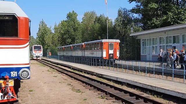 Катаемся по петардам на поезде / Малая Октябрьская железная дорога смотреть онлайн