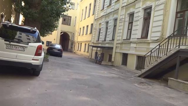 Дворик на Галерной с зеленой стеной и мощными тополями смотреть онлайн