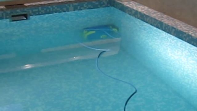 Пылесос робот чистит стенки и дно бассейна. Как работает робот пылесос для очистки бассейна! смотреть онлайн
