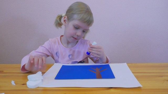 Зимние поделки в садик своими руками. Аппликация из бумаги и ватных дисков на новый год 2021. смотреть онлайн