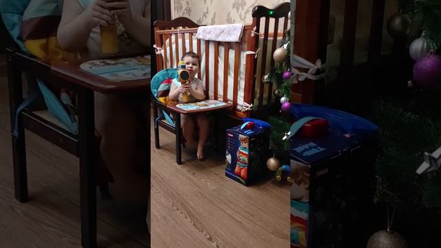 Диане 1,6 г поет песни в микрофон смотреть онлайн