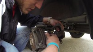 Замена задних тормозных колодок Volkswagen Transporter T5