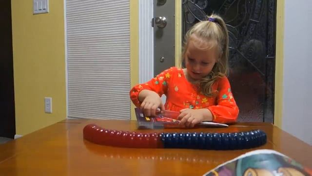 МАРМЕЛАДНЫЙ ЧЕРВЯК. Самый большой в мире мармеладный червь конфета. Распаковка LARGEST GUMMY WORM смотреть онлайн