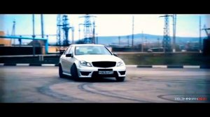 На капоте трёхлучевая звезда ?