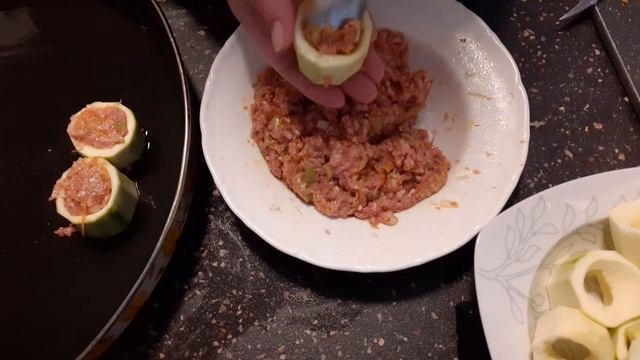 ФАРШИРОВАННЫЕ КАБАЧКИ В СОУСЕ С КАРТОФЕЛЕМ - любимое блюдо моих внуков смотреть онлайн