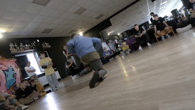 Брейкданс батл ↔ Дети 10-13 лет ↔ Abazg vs Miron ↔ 1'8 ↔ WHO IS WIN #whoiswin #bmvideo смотреть онлайн