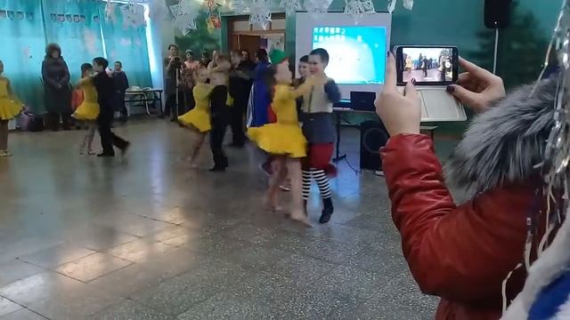 Танец на новый год в школе, очень красиво! смотреть онлайн