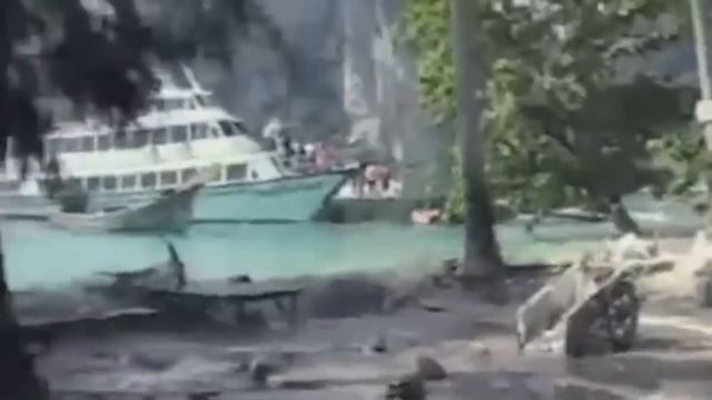 Онлайн съёмки цунами Разрушительная волна Tsunami caught on camera part1 смотреть онлайн