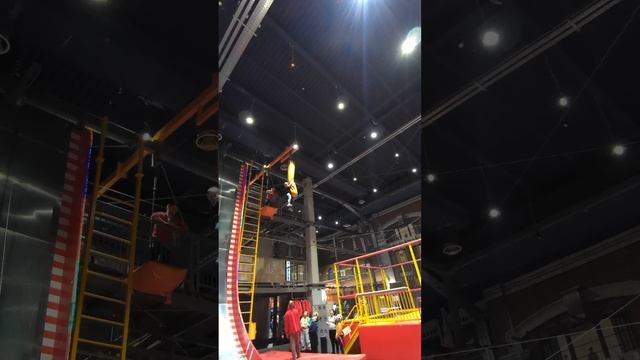 Детский аттракцион для смельчаков. Экстремальный прыжок на грушу на высоте 6,5 метров. смотреть онлайн