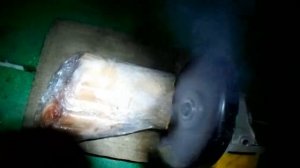 Распиливание с помощью УШМ замороженной свиной ноги