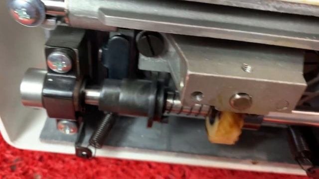 How to release feed dogs stuck in dropped position on most new Singer models. смотреть онлайн
