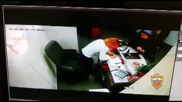 Полицейскими Зеленограда задержана подозреваемая в совершении мошенничества смотреть онлайн