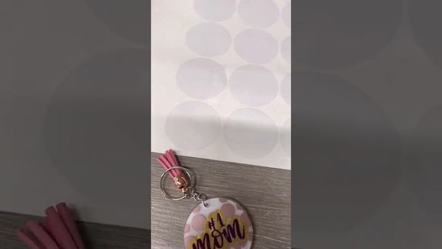 Using transparent vinyl to seal acrylic keychain designs смотреть онлайн