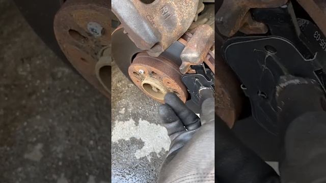 Brake pad replacement 2004 Volvo S60 tutorial смотреть онлайн