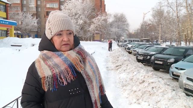 Дорожники оставили снежные завалы около детской поликлиники в Бийске после расчистки проезжей части смотреть онлайн