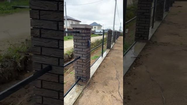 Комбинированный забор с кирпичными столбами на моем участке #строительство #shorts смотреть онлайн