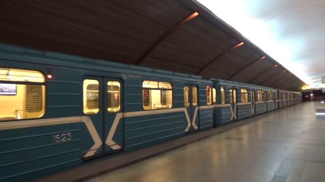 Электропоезд 81-717/714.5М "Номерной" №36 на станции метро Черкизовская смотреть онлайн