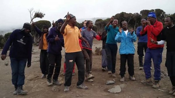 Akuna Matata. Песня в честь окончания восхождения на Килиманджаро.
