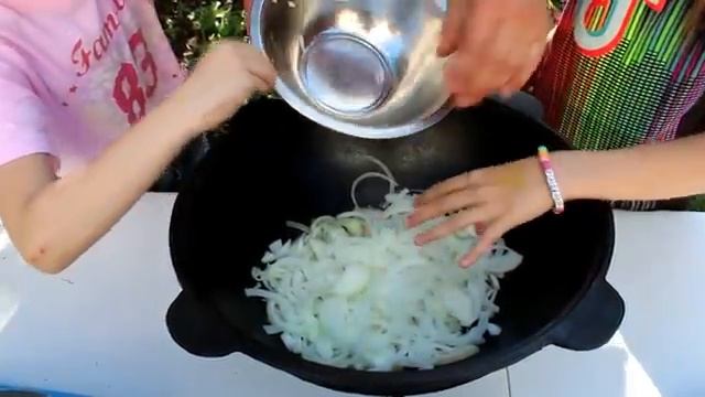 НЕЖНАЯ ИНДЮШИНАЯ ПЕЧЕНЬ С Овощами и Зеленью! В КАЗАНЕ НА КОСТРЕ! смотреть онлайн