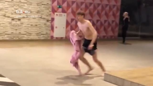 Нырнули в фонтан в ТЦ «Гудок» смотреть онлайн