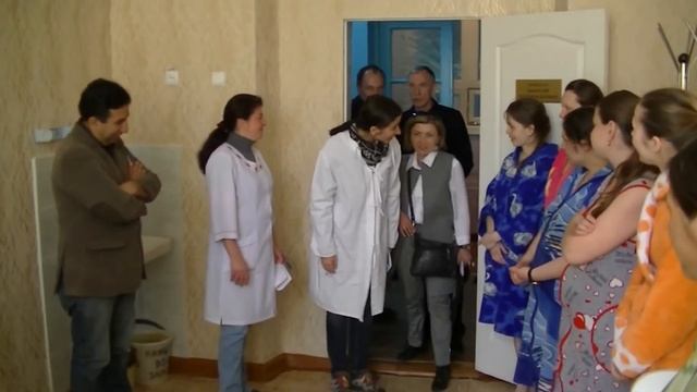 Чешская организация "Человек в беде" посетила роддом в городе Стаханове смотреть онлайн