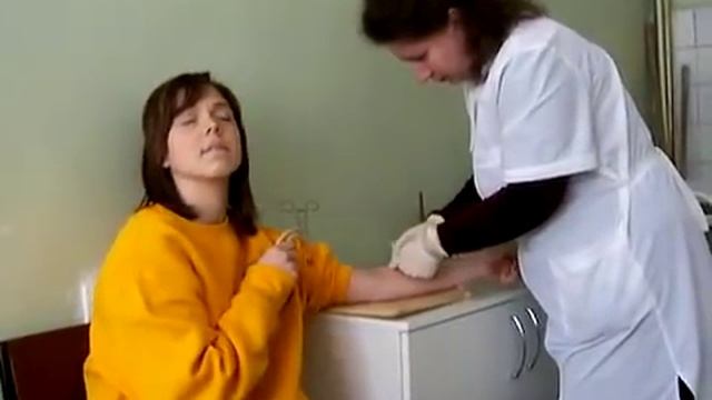 Девочка упала в обморок смотреть онлайн