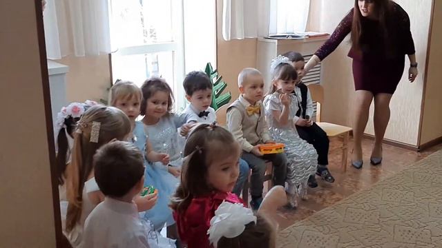8 марта, играют на музыкальных инструментах смотреть онлайн