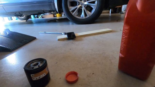 My Lexus SC430 gets an oil change смотреть онлайн
