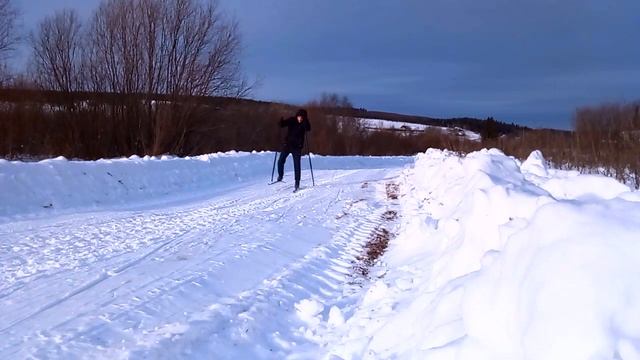 На классических лыжах и ботинках коньковым ходом Серега с Екатеринбурга смотреть онлайн