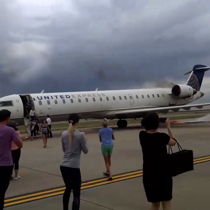 Эвакуация с горящего самолета смотреть онлайн