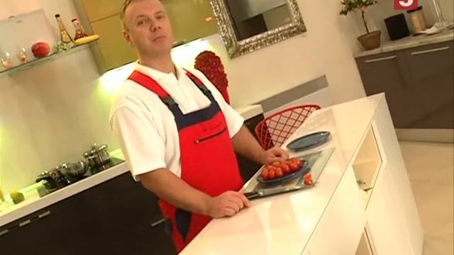 Как быстро порезать помидоры черри: лайфхак от "Утра на 5" смотреть онлайн