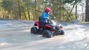 Квадрик вездеход застрял в грязи .Тёма Турбо и папа катаются по лужам