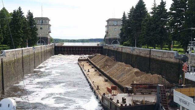 Прохождение шлюзов на канале им.Москвы смотреть онлайн