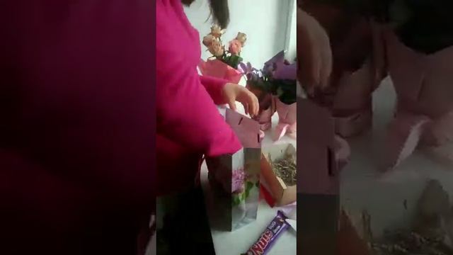 8марта #дети #8марта #подарки #распаковка #бант #вкусняшки #цветы #многоцветов смотреть онлайн