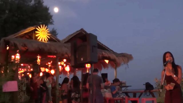Με φόντο το νησάκι, καλοκαίρι 2017, Ερεσός. смотреть онлайн