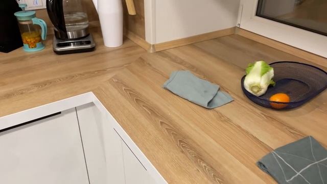 Odissey | Ослепительно глянцевая и белоснежная кухня с фасадами Кристайл и столешницей из ламината смотреть онлайн