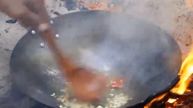 АЗИАТ ГОТОВИТ И ВКУСНО И СОЧНО ЕСТ КРЕВЕТКИ// СОУС ЧИЛИ//НА КОСТРЕ