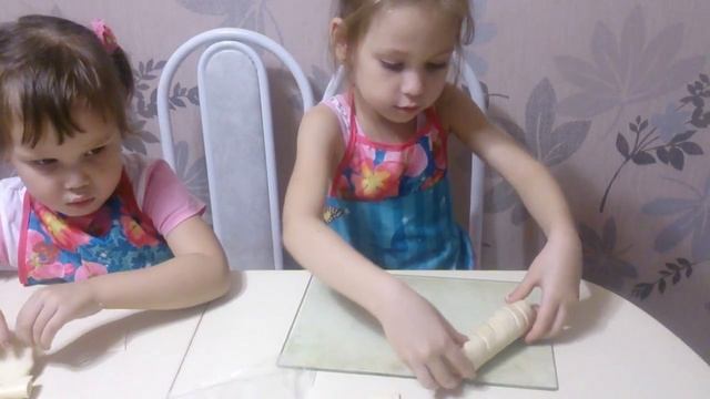 Виталина и София готовят булочки с сыром смотреть онлайн