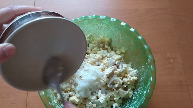 Салат с ананасом маринованными грибами и копченой грудкой смотреть онлайн